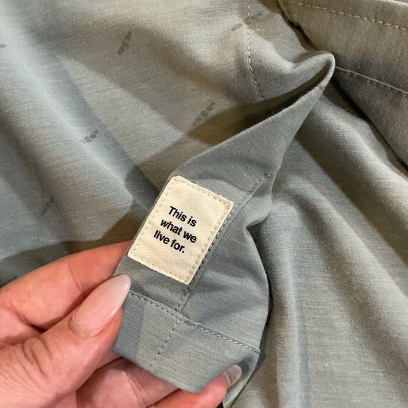 Vuori Men’s Short Sleeve Button Up Shirt Gray Performance Stretch Size Large - Picture 7 of 10